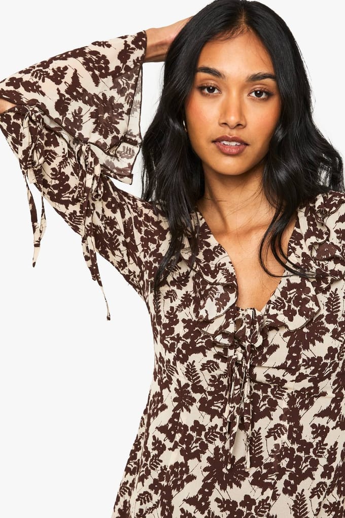 boohoo Dames Bloemige Chiffon Ruffle Shiftjurk | Chocolate | Maat: 8