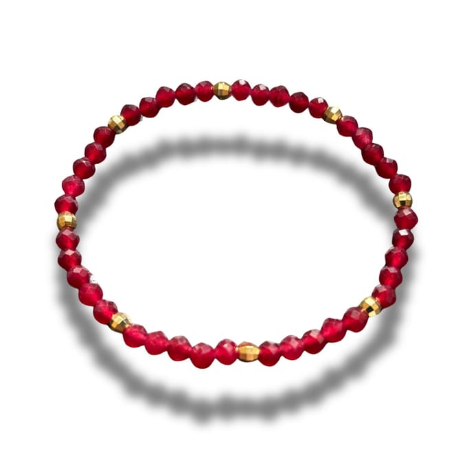 Armband - natuursteen - red saffier gefaceteerd - 4 mm - 18,5 mm - goudkleurige elementen