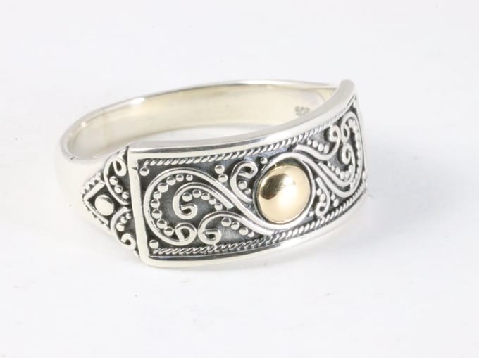 Traditionele bewerkte zilveren ring met 18k gouden decoratie - maat 17