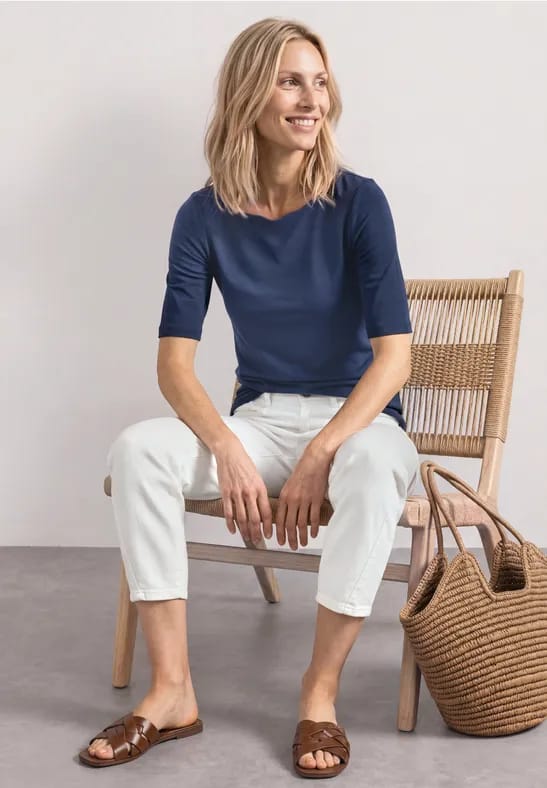 Shirt met golvende halslijn in effen kleur