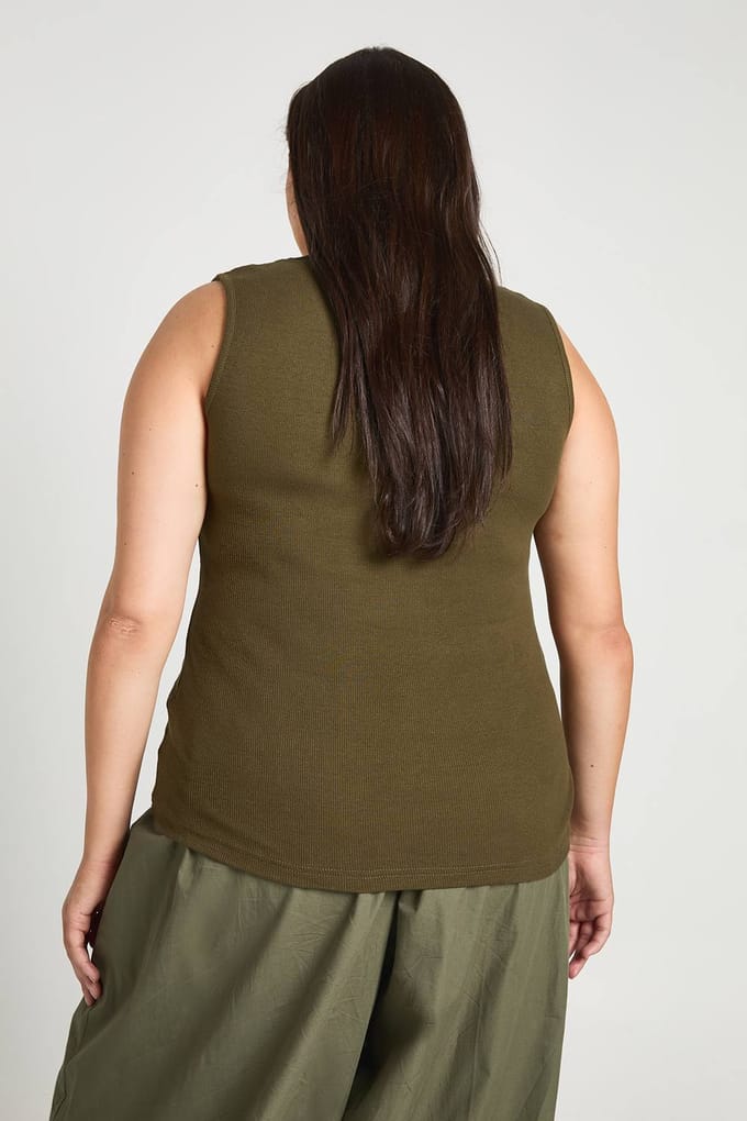 boohoo Dames Plus Geribbelde Contrast Henley Knoop Vest Top | Kaki | Maat: 46