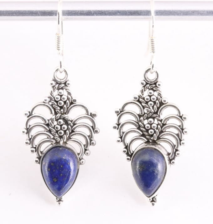 Opengewerkte zilveren oorbellen met lapis lazuli