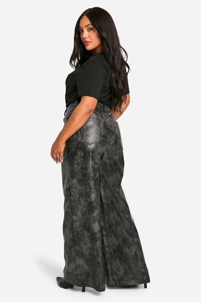 boohoo Dames Plus Washed Faux Leather Wide Leg Trouser | Black | Maat: 16