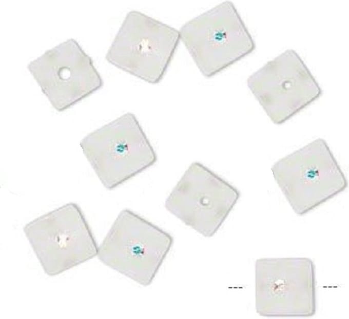 Frosted offwhite resin kralen, kubus 8x8x8mm, met Clear AB Swarovski chatons. Per 20 stuks