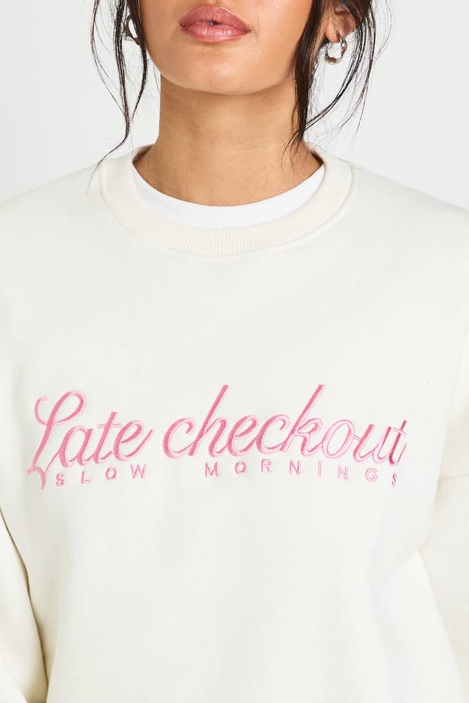 boohoo Dames Late Checkout Geborduurd Sweatshirt Met Ronde Hals | Ecru | Maat: Medium
