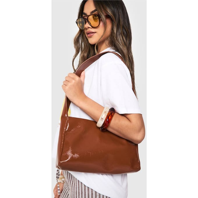 boohoo Dames Getextureerde patent schoudertas | Tan