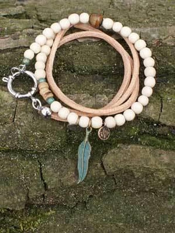 Heaven Eleven - Leren wikkelarmband hout met turkoois veer