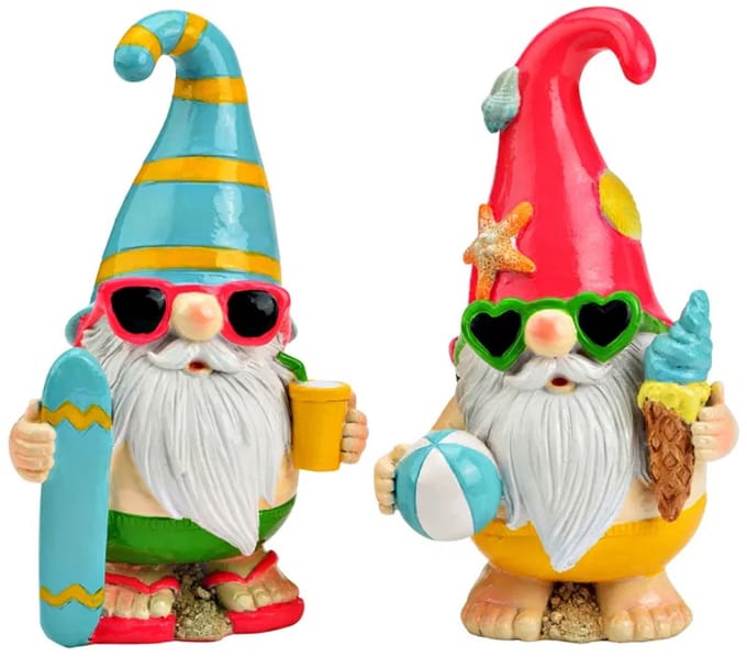 2 handgemaakte tuinkabouters in vakantie-outfit (B/H/D) 11x17x8cm
