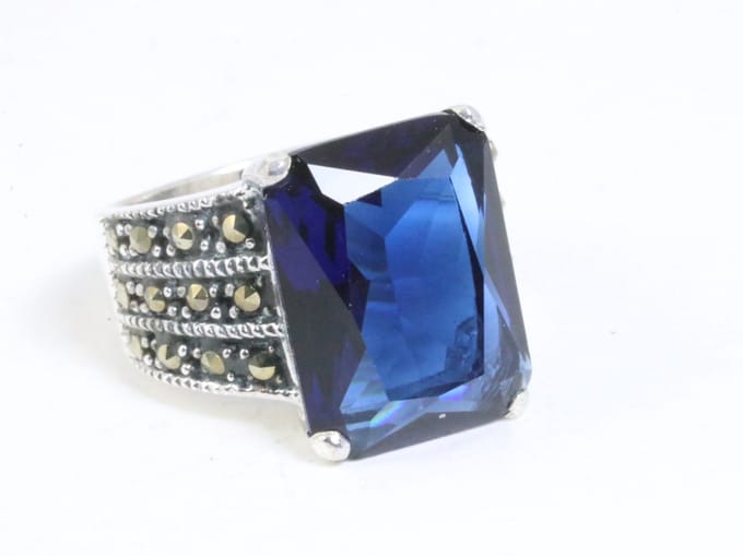 Zware zilveren ring met blauwe saffier en marcasiet - maat 18
