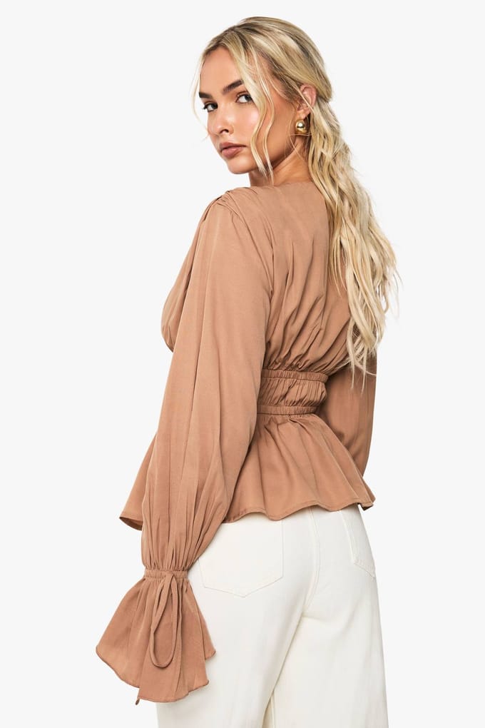 boohoo Dames Blouse met tie cuff en peplum | Mocha | Maat: 6