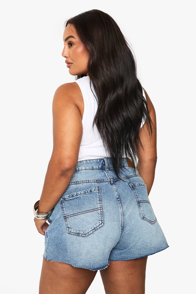 boohoo Dames Plus Raw Hem Denim Short | Medium Gebleekt | Maat: 54
