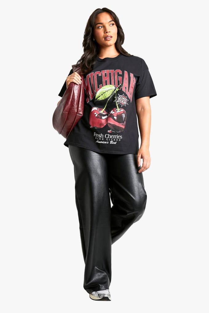 boohoo Dames PLUS MICHIGAN CHERRY OVERSIZED T-SHIRT | Zwart | Maat: 54