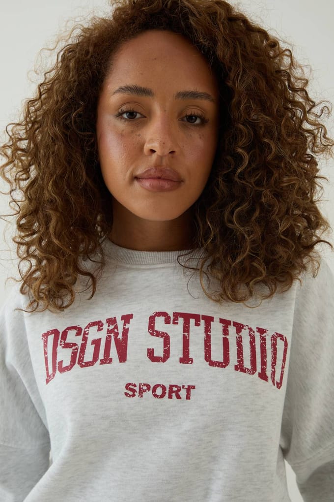 Dames Dsgn Studio Collegiate Bedrukte Sweatshirt Met Ballonmouwen En Ronde Hals | Asgrijs | Maat: Medium