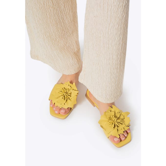 Wittchen Dames leren slippers met decoratieve gele bloemen, natuurlijk leer