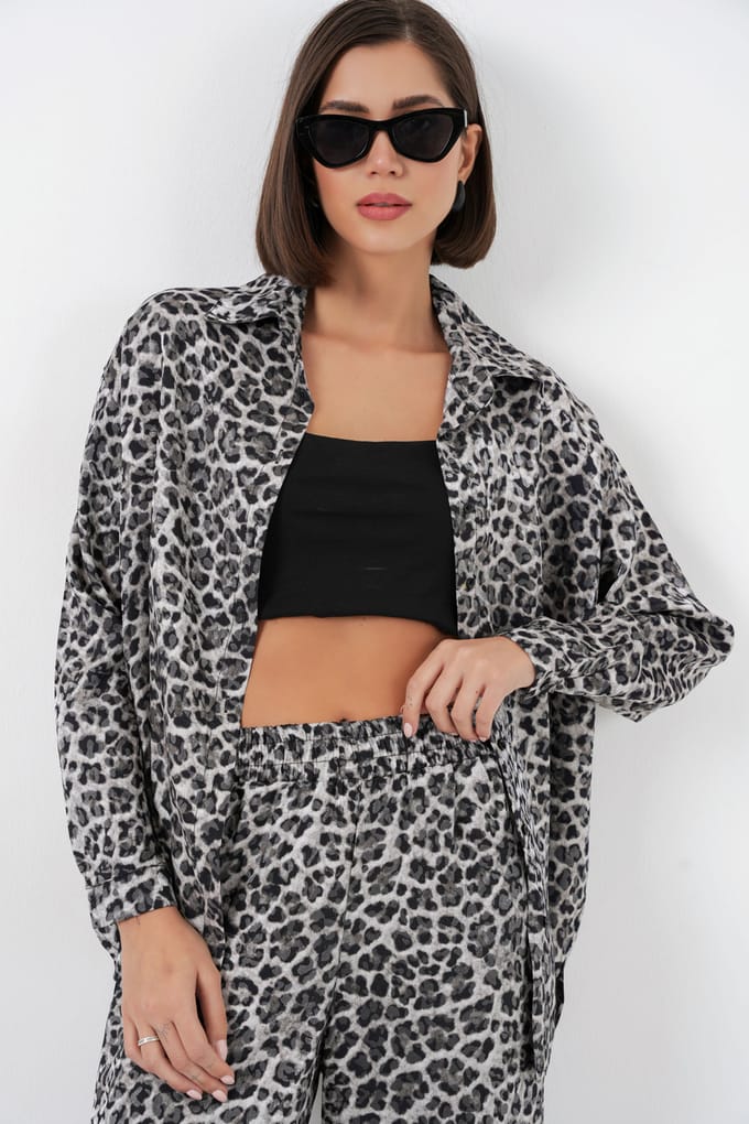 Leopardprint Knopenblouse en Wijde Pantalon Satijnen Twee-Piece Set