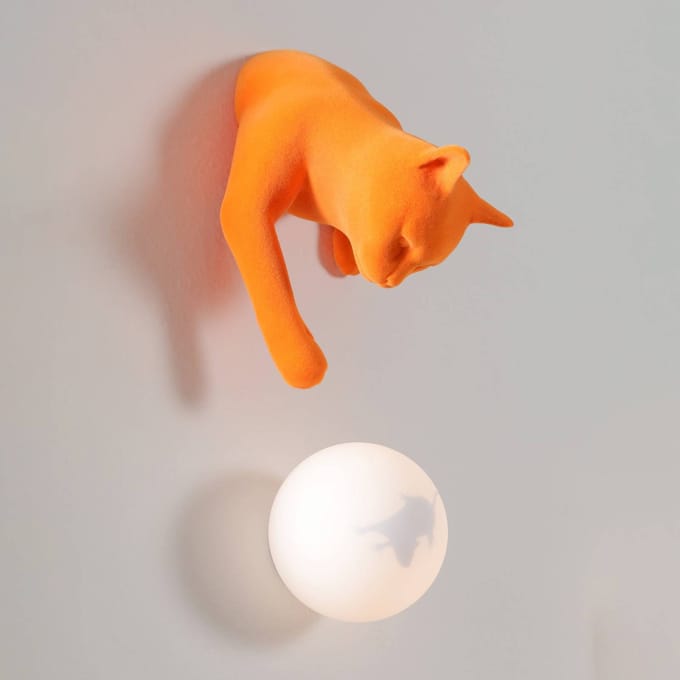 Karman wandlamp Maoo, oranje keramiek, glas, kattenfiguurtje