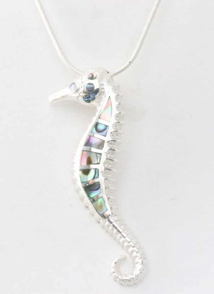 Zilveren zeepaardje met abalone schelp aan ketting