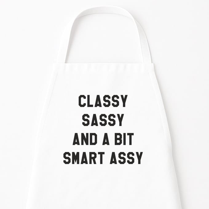 Go Mama - Keukenschort “Classy, Sassy and a bit Smart Assy” – Grappig kookschort – One Size – Verstelbaar – Wit – Humor cadeau