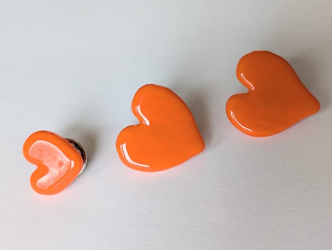M-apART Broche, set van 3 handgemaakte oranje hartjes van glas, pins