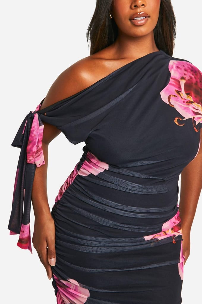 boohoo Dames Plus Large Florale Asymmetrische Gerimpelde Bodycon Jurk | Black | Maat: 28