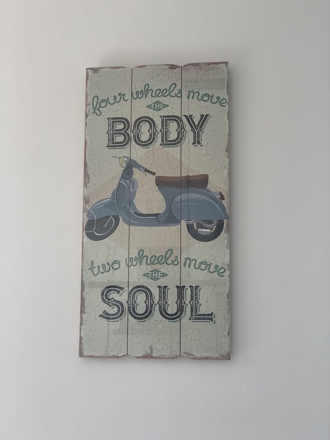 Wandbord Vespa "Two wheels move the soul"