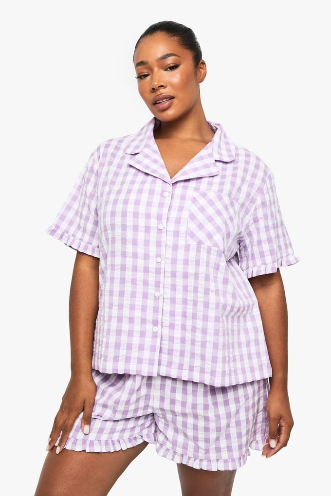 boohoo Dames Plus Seersucker Gingham Ruffle Shirt En Broek Pyjama Set | Lila | Maat: 48