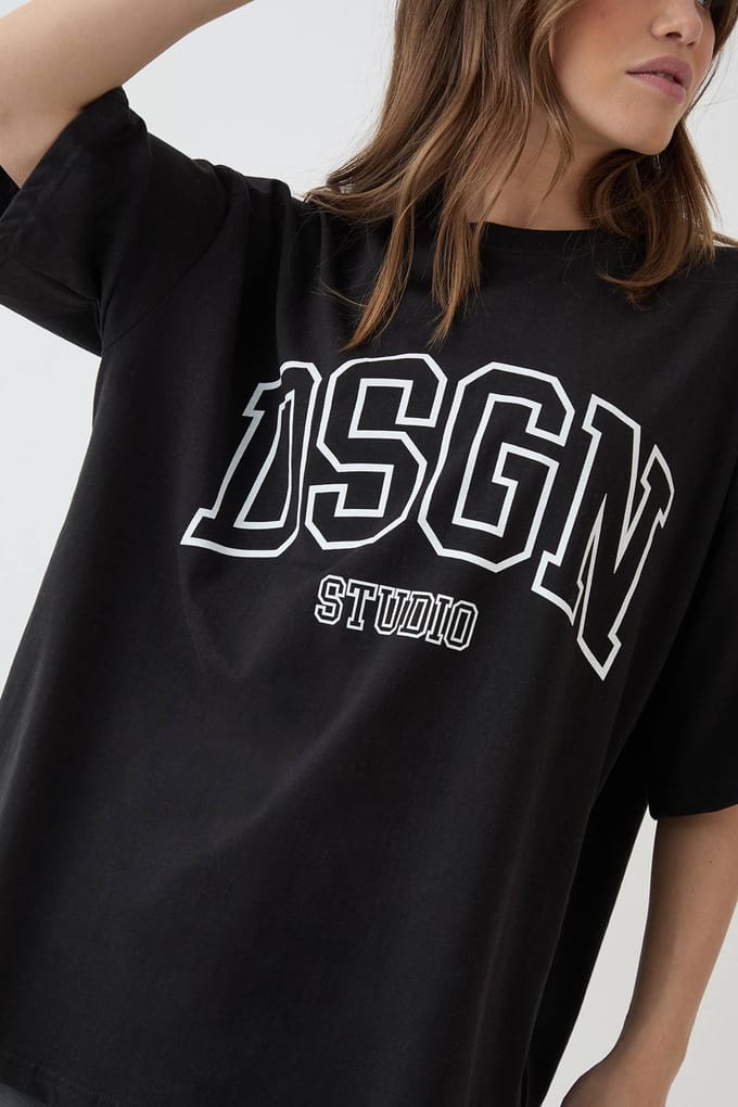 Dames Dsgn Studio Collegiate Bedrukt Oversized T-shirt | Black | Maat: XS