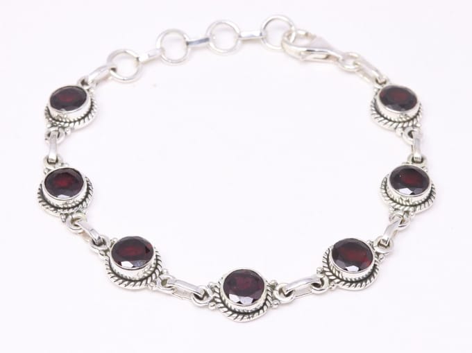 Bewerkte zilveren armband met granaat