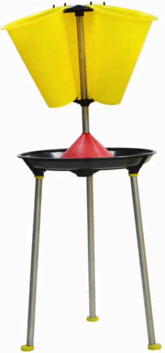 Kippen slachttafel met 3 slachttrechters - Killing cones - slacht trechter