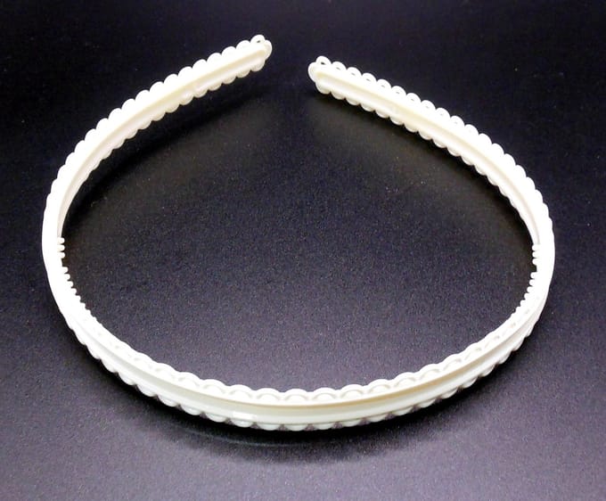 Diadeem met patroon cremekleur