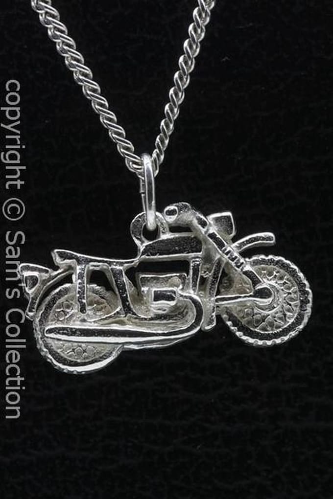 Zilveren Motoguzzi motor ruwe banden ketting hanger