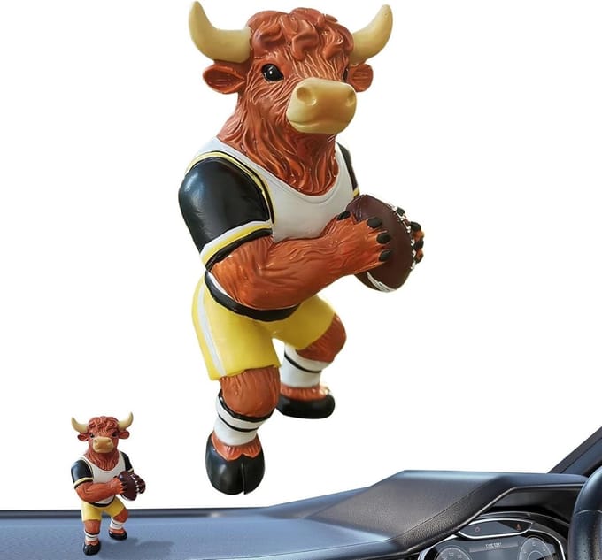 Voetbal Koe Beeldjes - Hars Standbeeld - Sport Decoratie - Compacte Oplossing - 12.5cm Hoog - Bruin