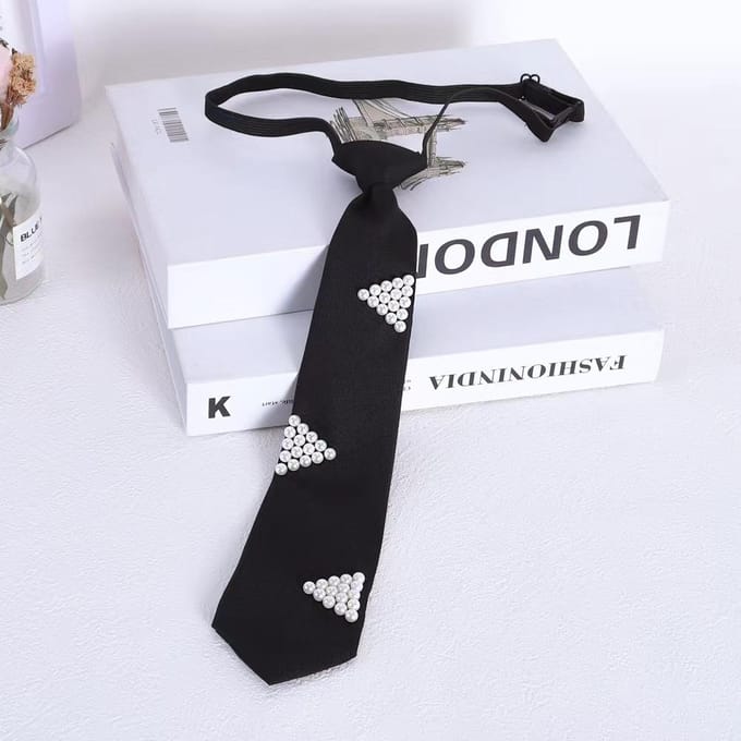 Chemisier à nouer en perles avec cravate en strass noirs Pas de cravate de paresseuse one-size white