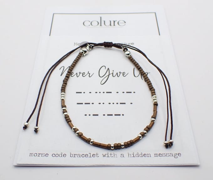 Colure® morse code armband bruin Never give up