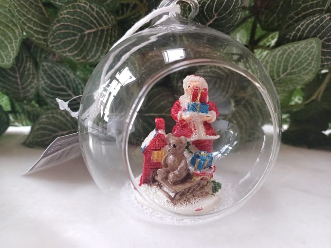 Transparante kerstbal met Kerstman met slee en pakjes 9cmHxØ9cm