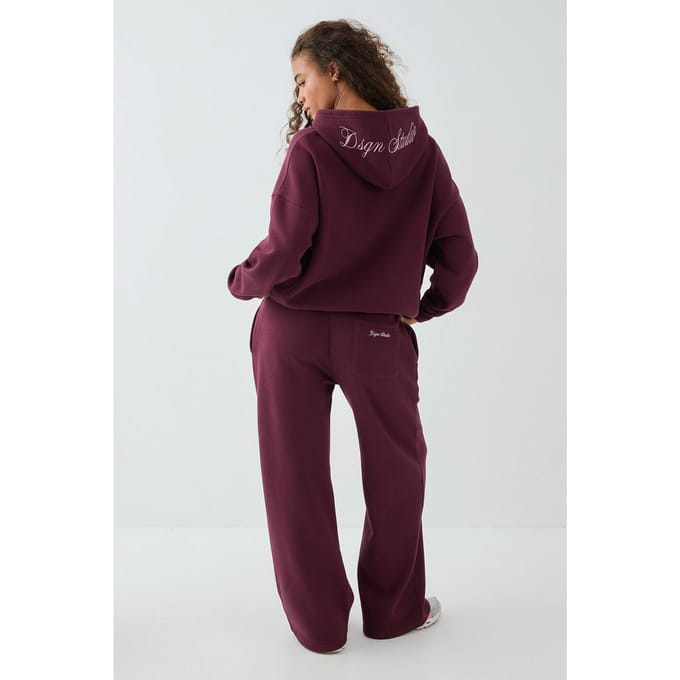 Dames DSGN Studio Script Geborduurd Trainingspak met Capuchon | Bordeaux Rood | Maat: Large