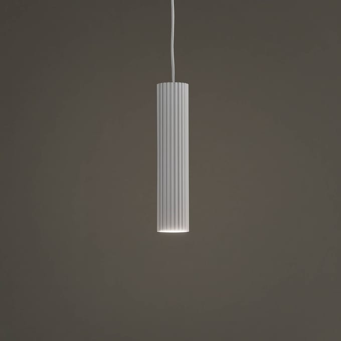 Hanglamp KARBON 1 met slanke geribbelde buiskap - Sollux Lighting - IP20 - Wit aluminium behuizing - 8 x 8 x 118 cm - 1 x GU10 LED, exclusief lichtbron - Max. 10 W - Minimalistische hanglamp voor woonkamer, eetkamer en keuken