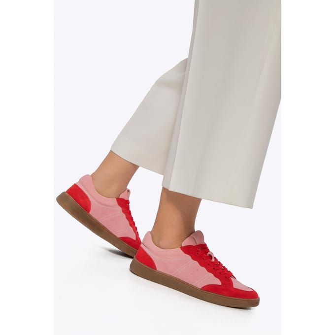 Wittchen Suède Sneakers voor Dames met Contrasterende Roze en Rode Elementen