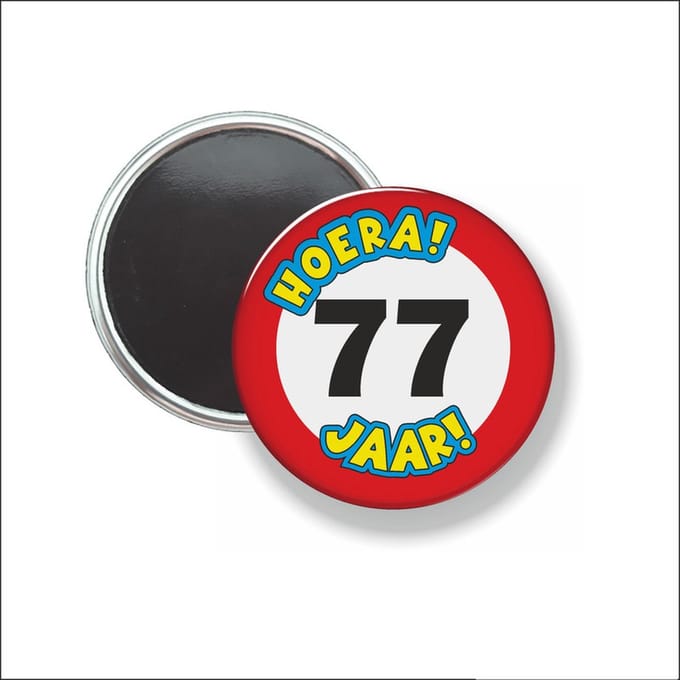 Button Met Magneet 58 MM - Hoera 77 Jaar - NIET VOOR KLEDING