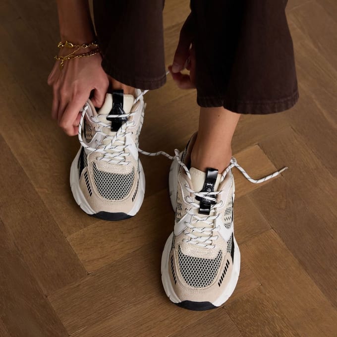 Manfield - Dames - Beige sneakers met zwarte en witte mesh details - Maat 39