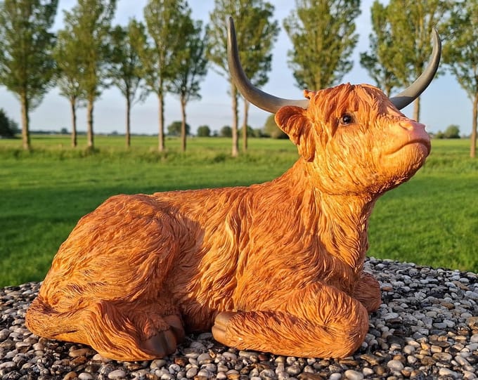 Schotse Hooglander Beeld Liggend – 34 cm Lang – Polystone Tuinbeeld & Woondecoratie – Rustiek Bruin