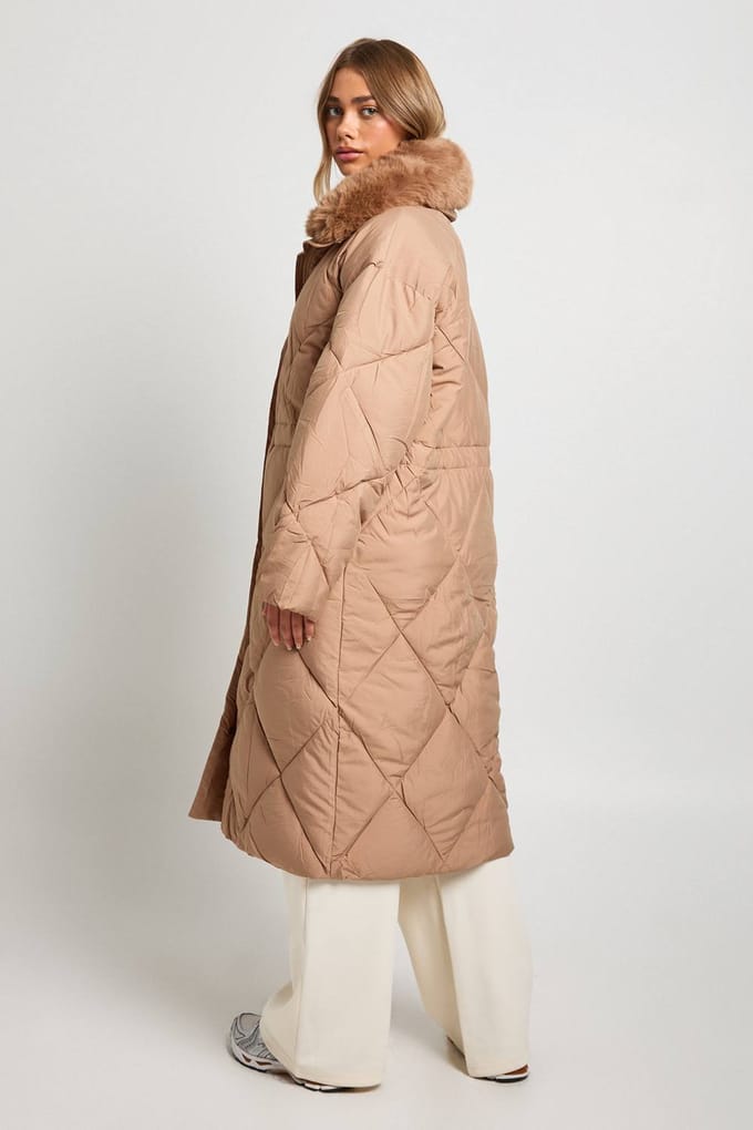 boohoo Dames Premium Quilted Maxi Parka met nepbontaccent | Camel | Maat: Small/Medium