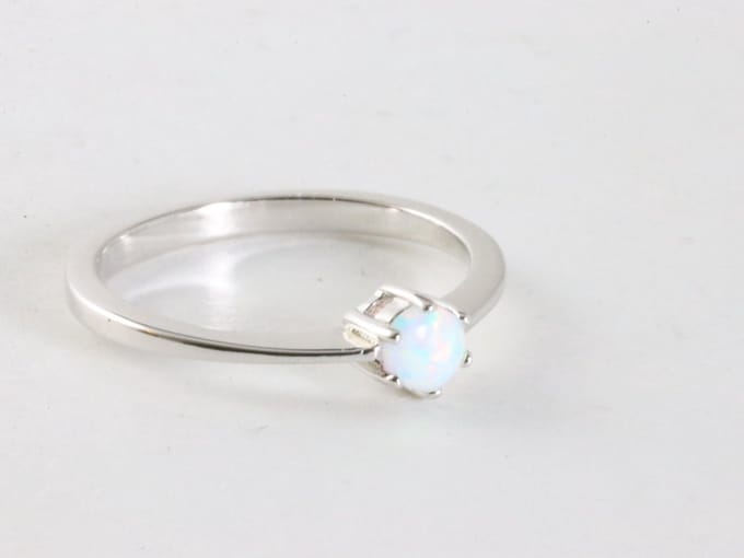 Fijne hoogglans zilveren ring met welo opaal - maat 19