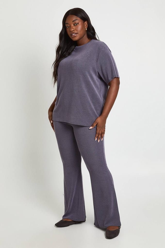 boohoo Dames Plus Tweetonige Geribbelde Oversized Top & Wijduitlopende Broek Coordinatenset | Houtskool | Maat: 52