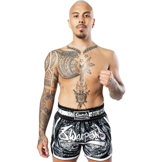 8 Weapons Muay Thai Short Carbon Sak Yant Tigers Zwart maat M