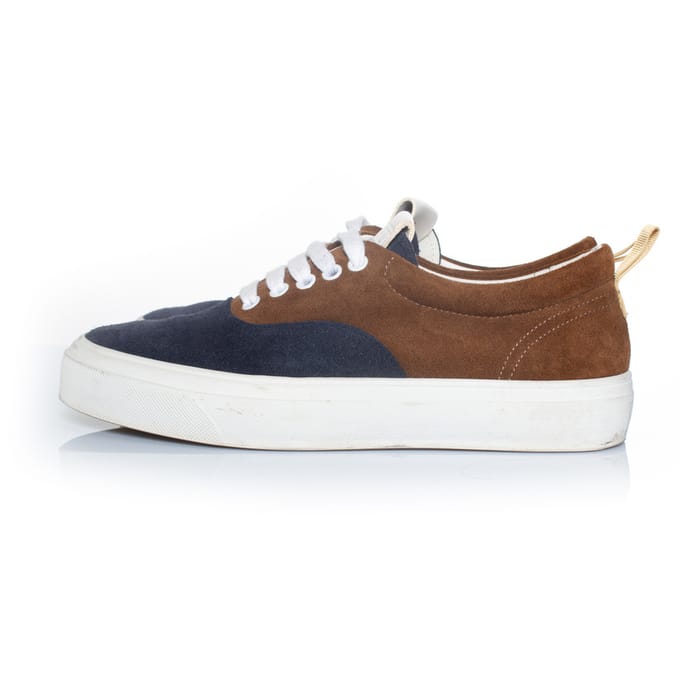 Gesloten suède sneakers in bruin en blauw