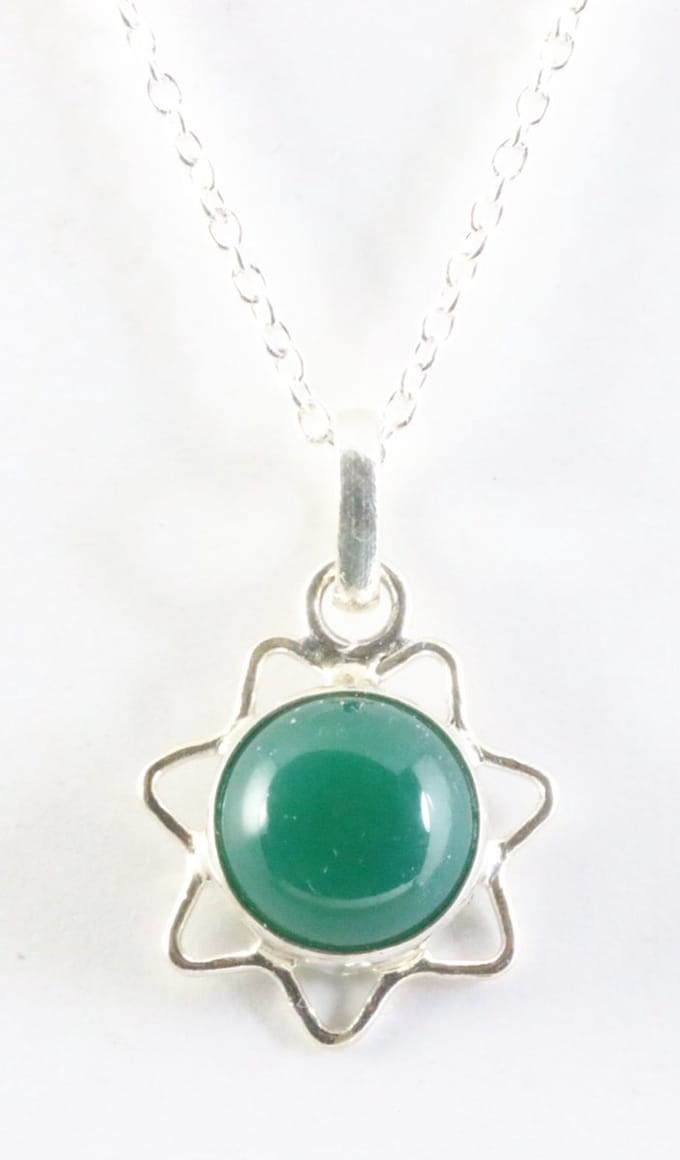 Fijne opengewerkte zilveren hanger met groene onyx aan ketting