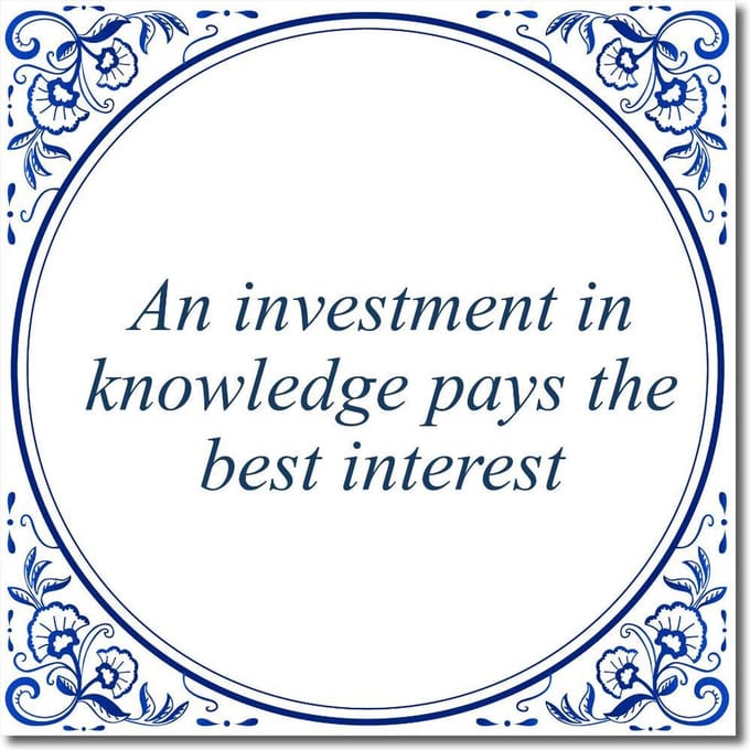 Tegeltje met standaard - An investment in knowledge pays the best interest