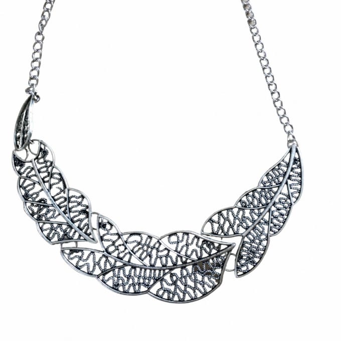 Metalen blad ketting zilverkleur