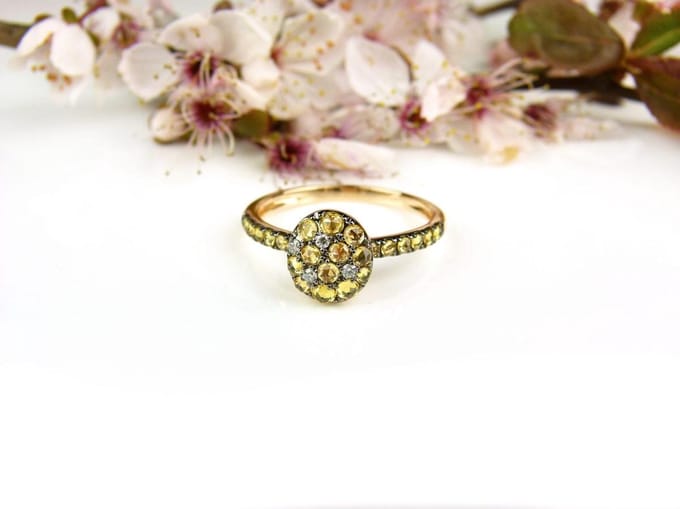 Ring in roos goud gezet met gele saffier en diamant